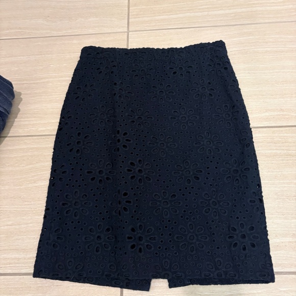 J. Crew No. 2 pencil skirt in pinwheel eyelet, Navy women’s size 4 - Picture 6 of 7